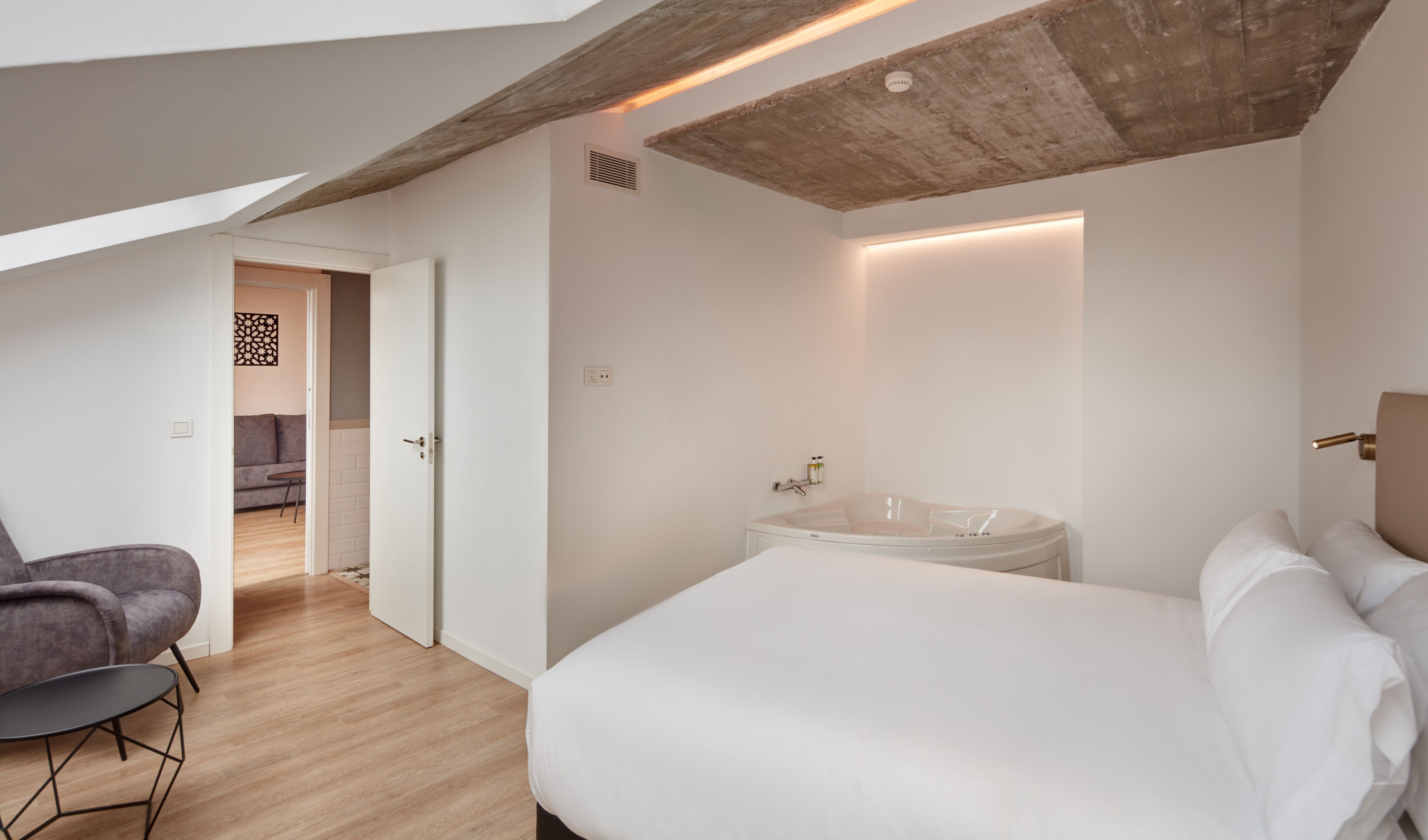 In-room safe, soundproofing, free WiFi, bed sheets