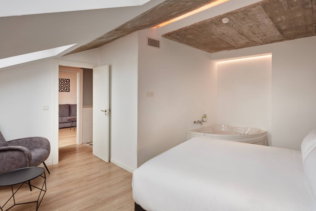 In-room safe, soundproofing, WiFi (free), bed sheets