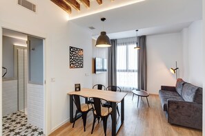 50-inch flat-screen TV with digital channels, TV - Sercotel Granada Suites (Granada)