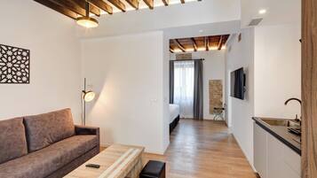 Superior studio (Double) | Woonruimte | Een 50-inch flatscreentelevisie met digitale zenders en televisie