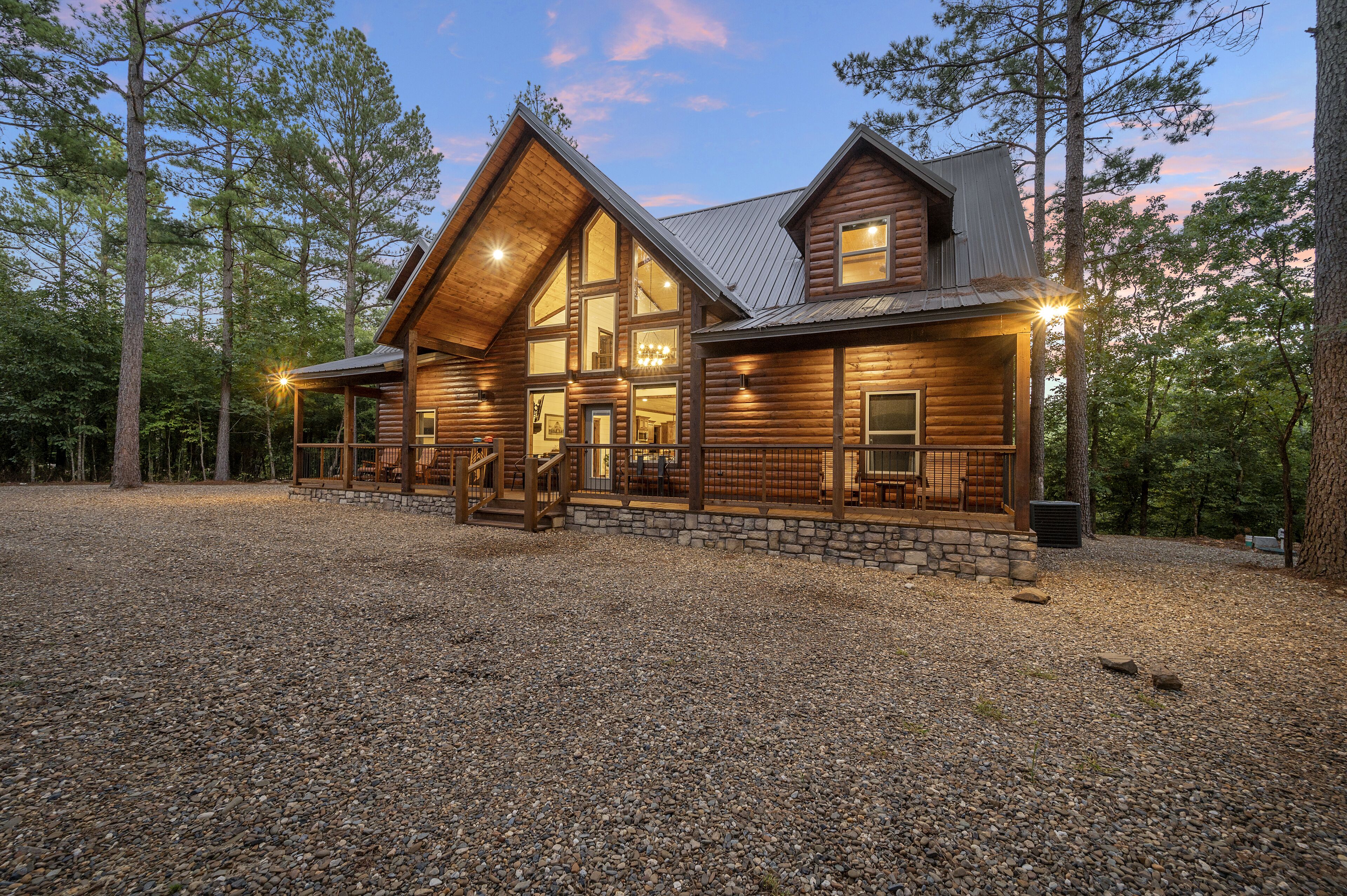 Streams & Dreams-high-end luxury retreat w/CREEK views- Sleeps 22