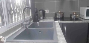 Een koelkast, een magnetron, een kookplaat, een waterkoker