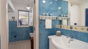 Baignoire, bidet, serviettes fournies