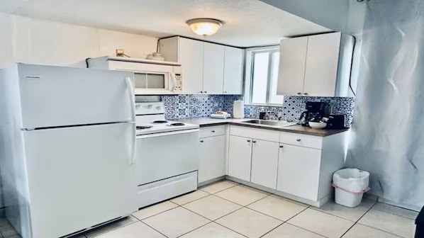 Fridge, microwave, stovetop