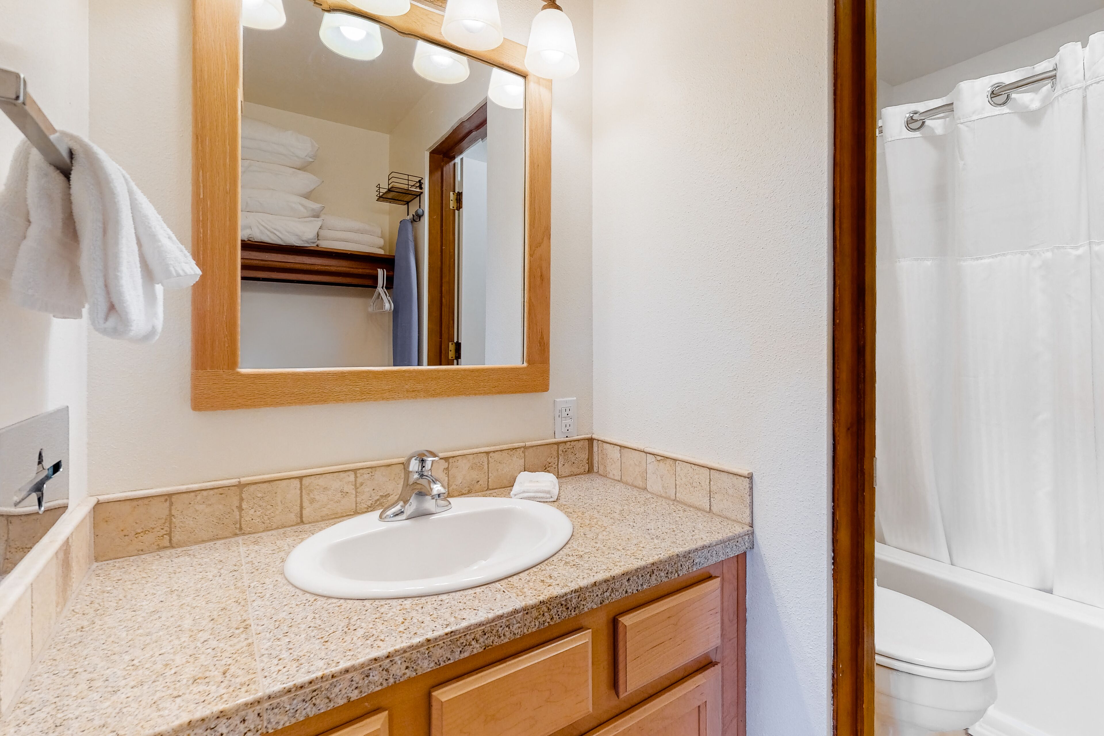 Mountain view condo with a fireplace, WiFi, partial AC, shared hot tub & pool