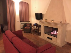 Apartment | Wohnzimmer | 30-Zoll-Fernseher mit Kabelempfang