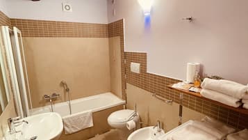 Apartment | Bathroom | Shower, hair dryer, towels, shampoo