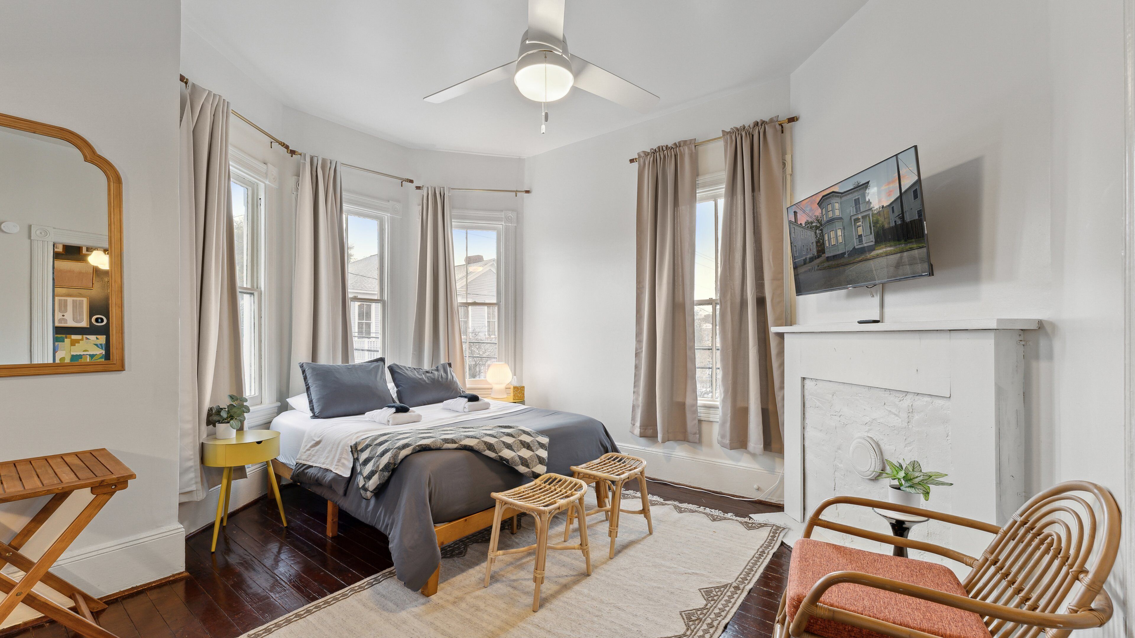 Bohemian Chic Artist Retreat ★ Perfect for a Victorian District Weekend Getaway!