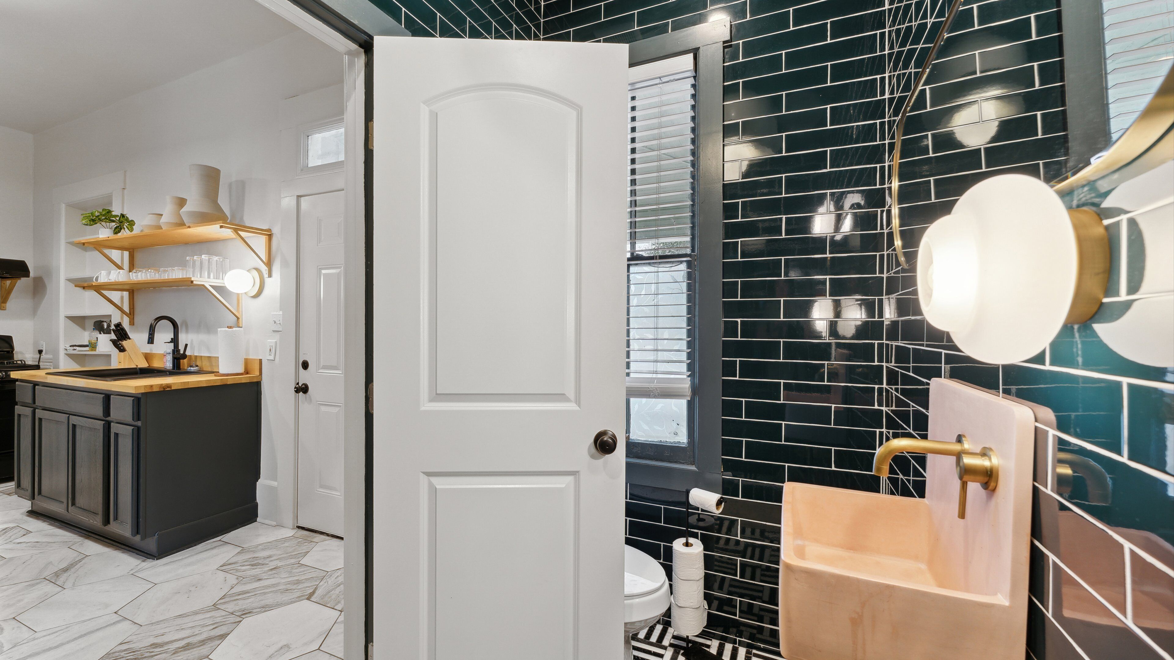 Bohemian Chic Artist Retreat ★ Perfect for a Victorian District Weekend Getaway!