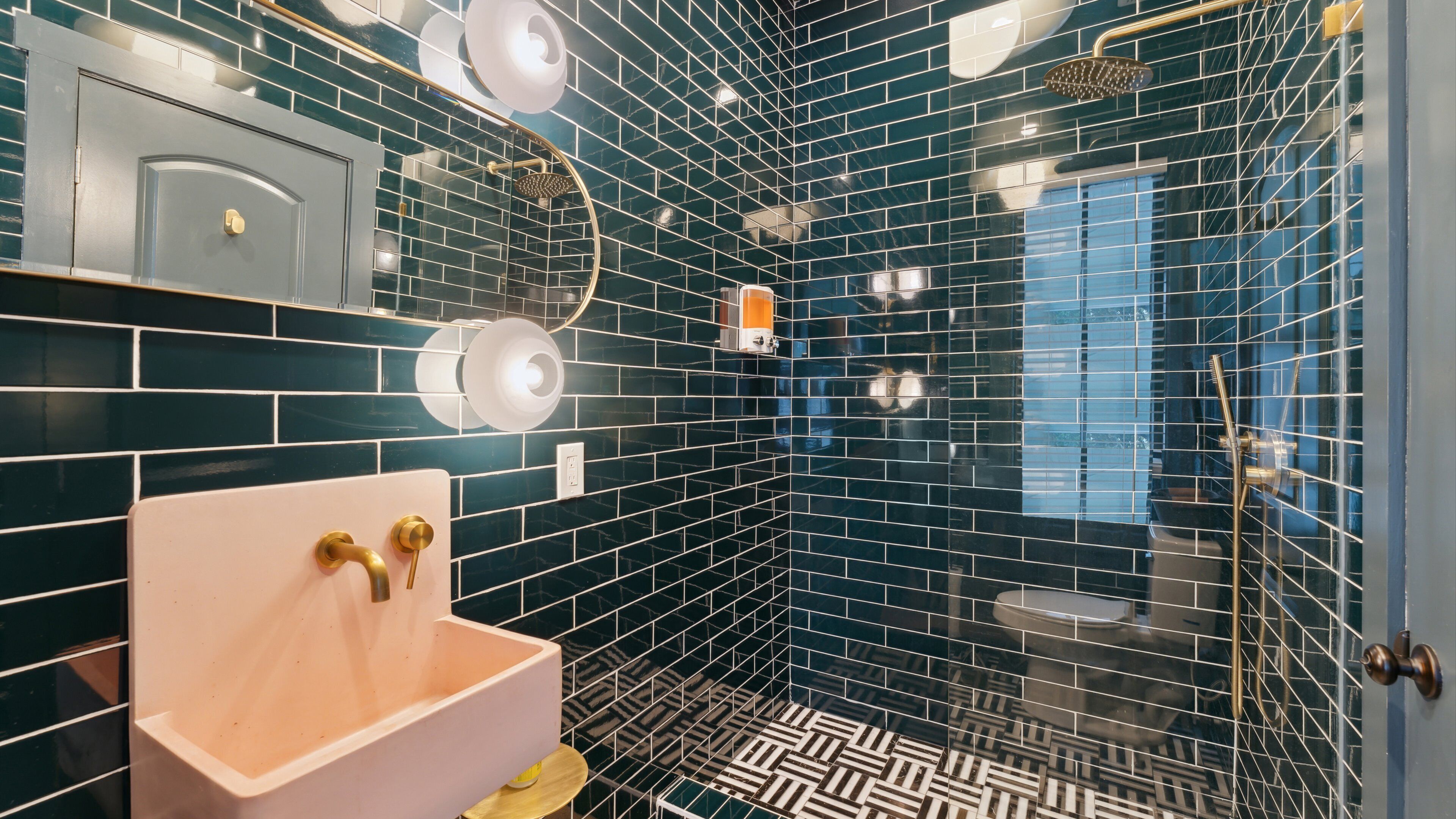 Bohemian Chic Artist Retreat ★ Perfect for a Victorian District Weekend Getaway!