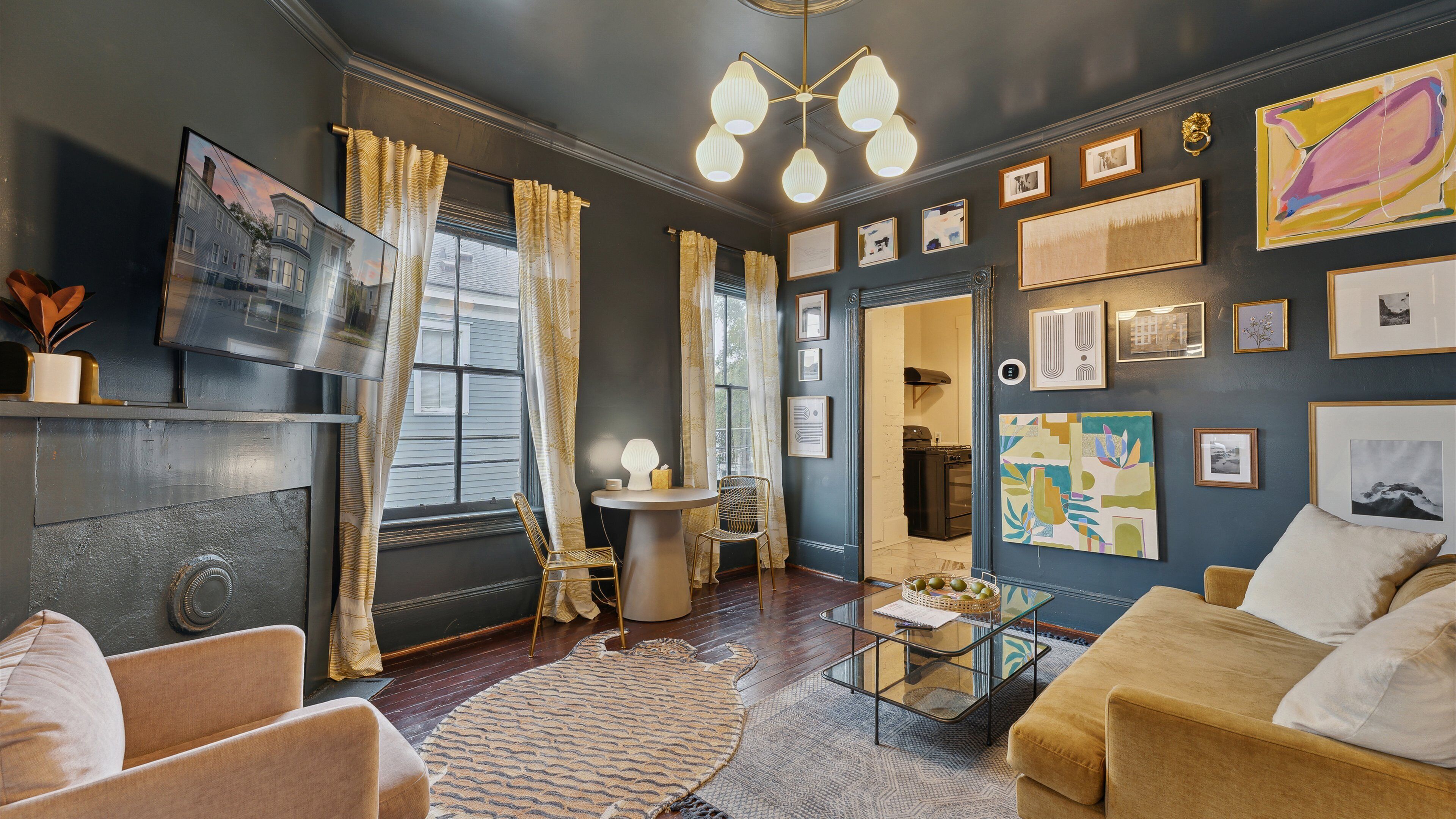 Bohemian Chic Artist Retreat ★ Perfect for a Victorian District Weekend Getaway!