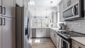 Frigorífic, microones, forn i placa de cuina