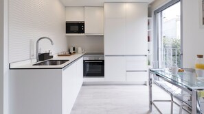 Kjøleskap, mikrobølgeovn, ovn og kokeplater