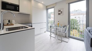 Réfrigérateur, four à micro-ondes, un four, surface de cuisson