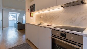 Réfrigérateur, four à micro-ondes, un four, surface de cuisson