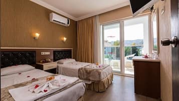 Aile Odasi | 2 bedrooms, premium bedding, desk, laptop workspace