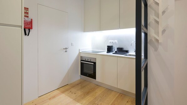 Fridge, microwave, oven, stovetop - Modern Vitoria Getaway by LovelyStay (Porto)