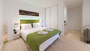 Tabla de planchar con plancha, wifi gratis y ropa de cama 
