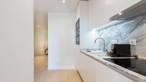 Kühlschrank, Mikrowelle, Ofen, Herdplatte