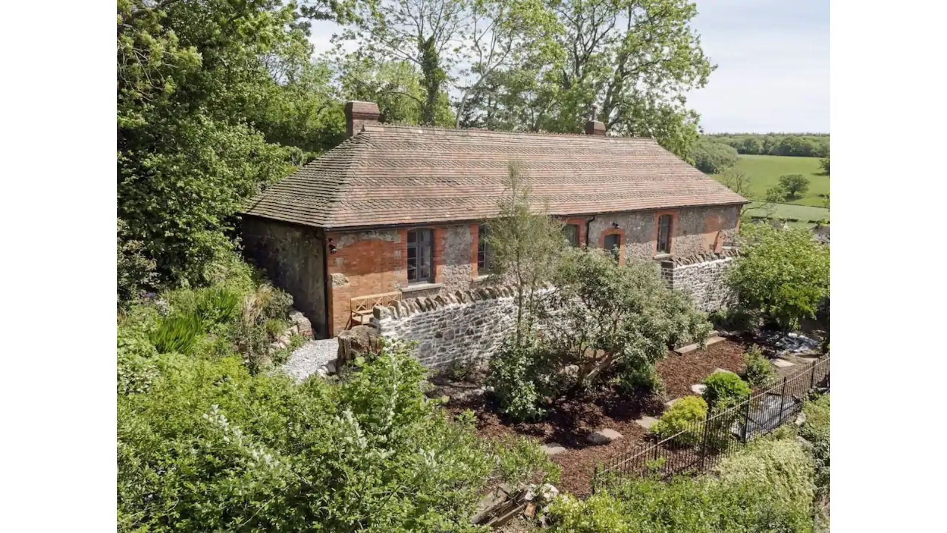 Easel Cottage near Wells: comfortable quirky cosy