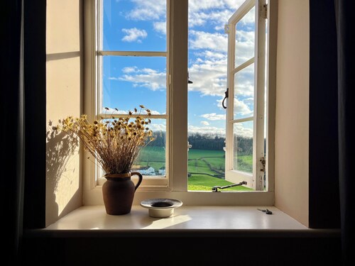 Easel Cottage near Wells: an art-filled hideaway adjacent to Andelli Art gallery