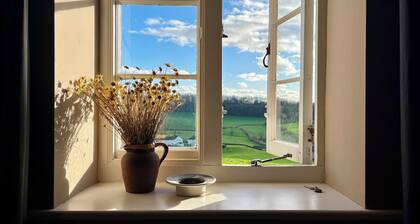 Easel Cottage near Wells: an art-filled hideaway adjacent to Andelli Art gallery