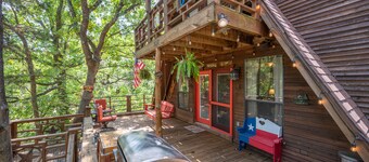 Enchanting Lake Texoma Cabin with Hot Tub