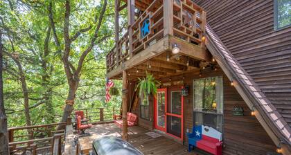 Enchanting Lake Texoma Cabin with Hot Tub