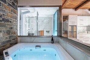 Douche, baignoire à jets, sèche-cheveux, serviettes fournies