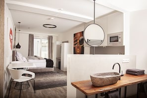 Lägenhet Superior - balkong | Värdeförvaringsskåp på rummet, mörkläggningsgardiner och ljudisolering