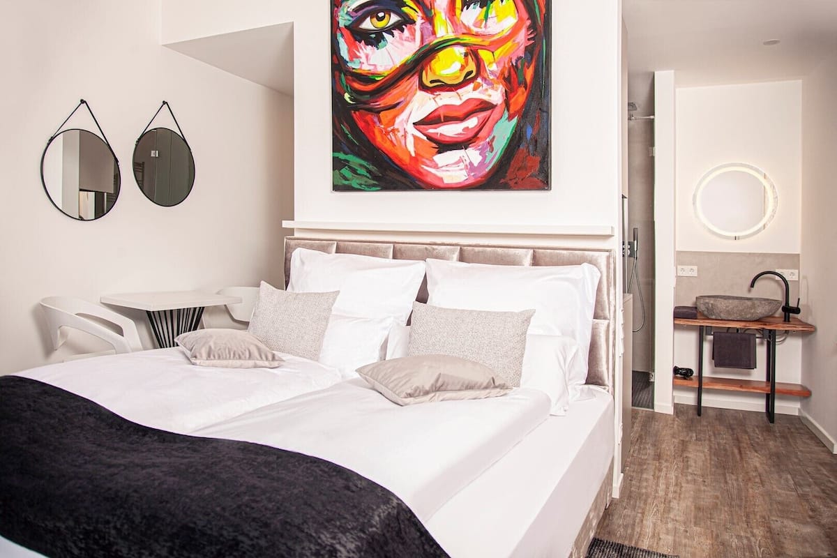 1 bedroom, in-room safe, blackout curtains, soundproofing