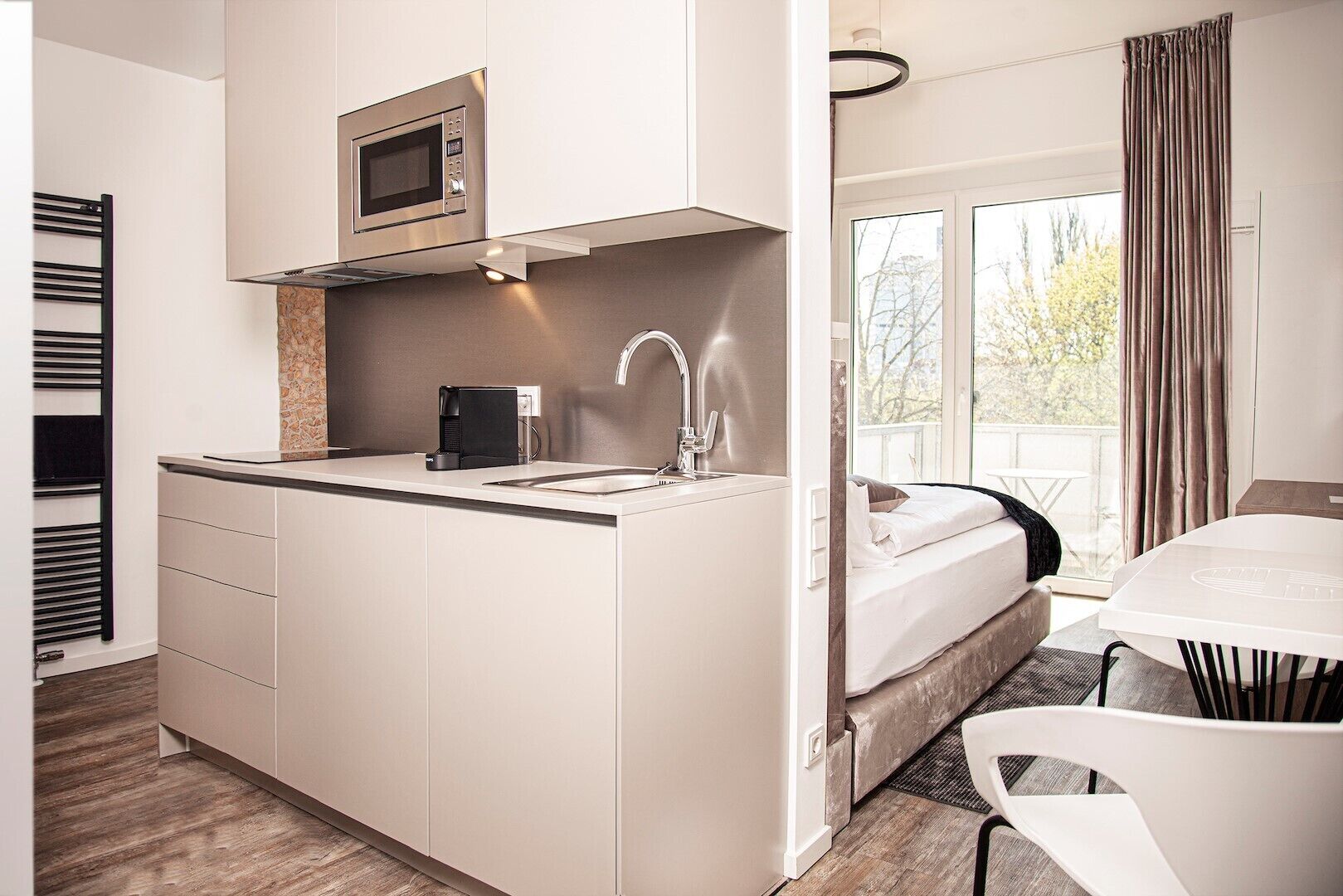 Refrigerador con freezer, microondas, placa de cocina