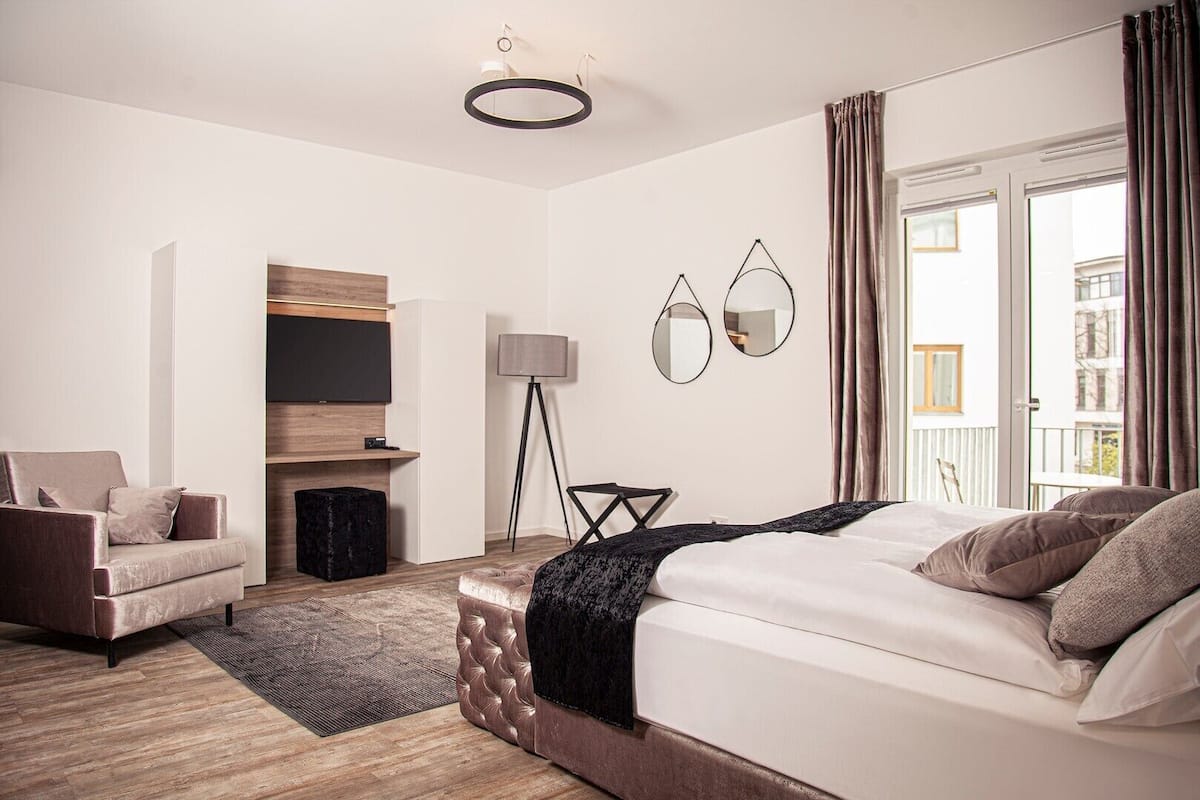 1 bedroom, in-room safe, blackout curtains, soundproofing