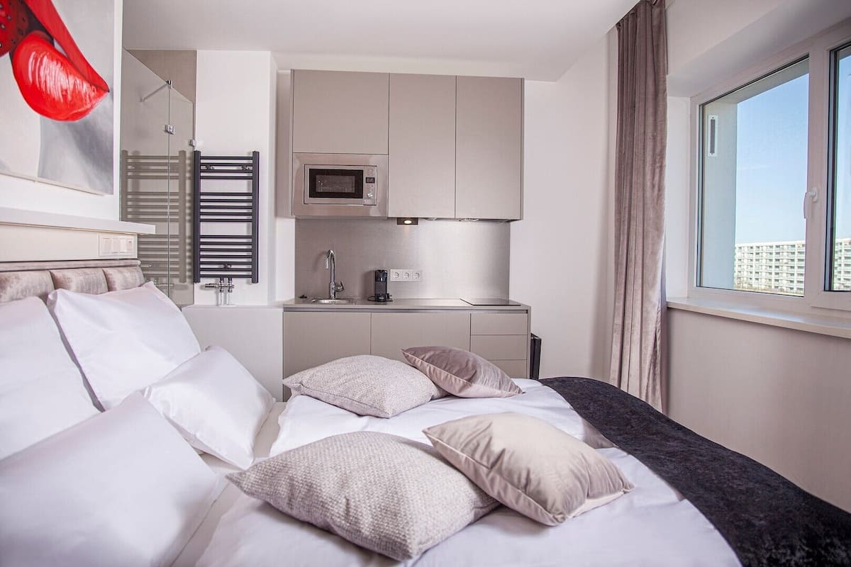 1 bedroom, in-room safe, blackout curtains, soundproofing