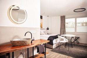 Lägenhet Standard - bottenvåning | Värdeförvaringsskåp på rummet, mörkläggningsgardiner och ljudisolering