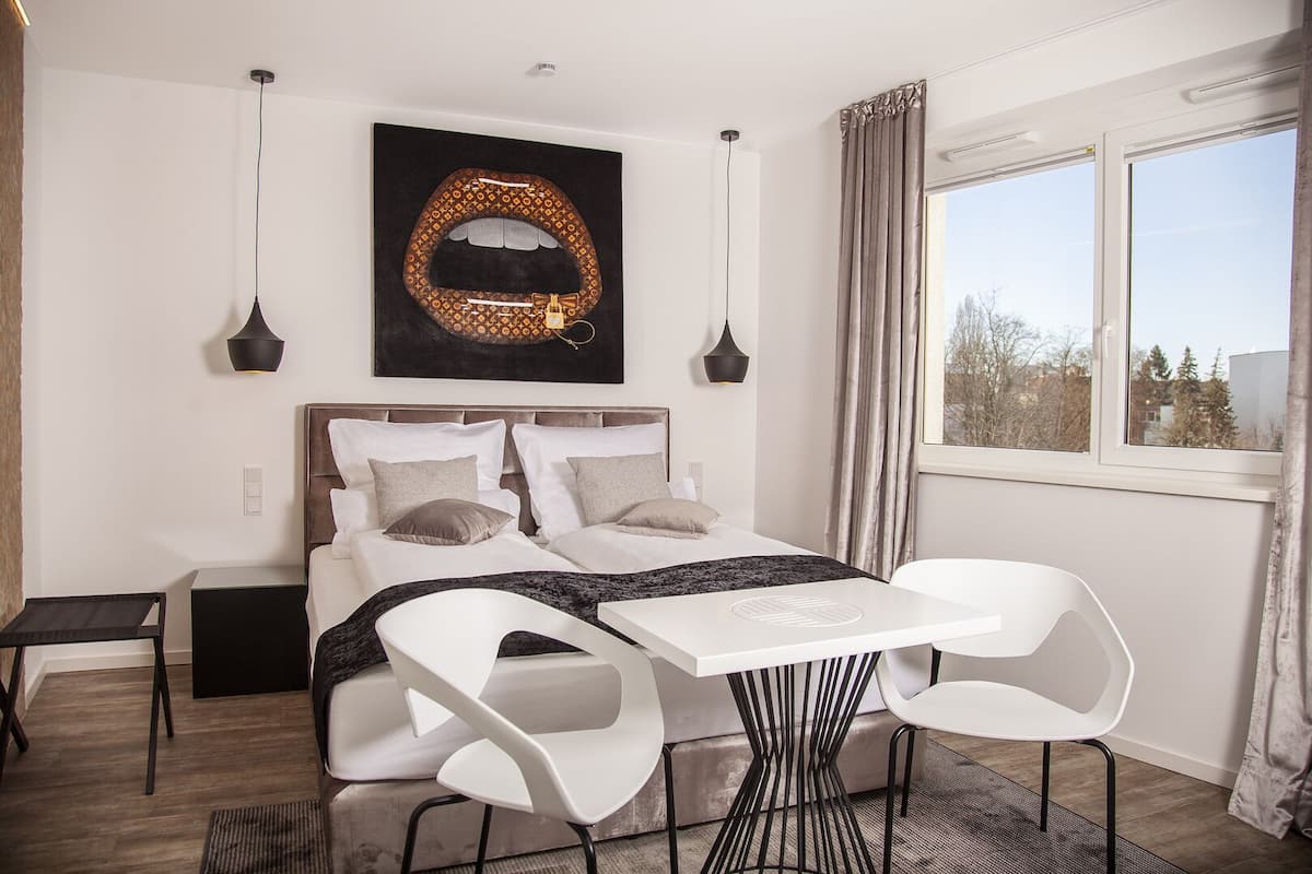 1 bedroom, in-room safe, blackout curtains, soundproofing