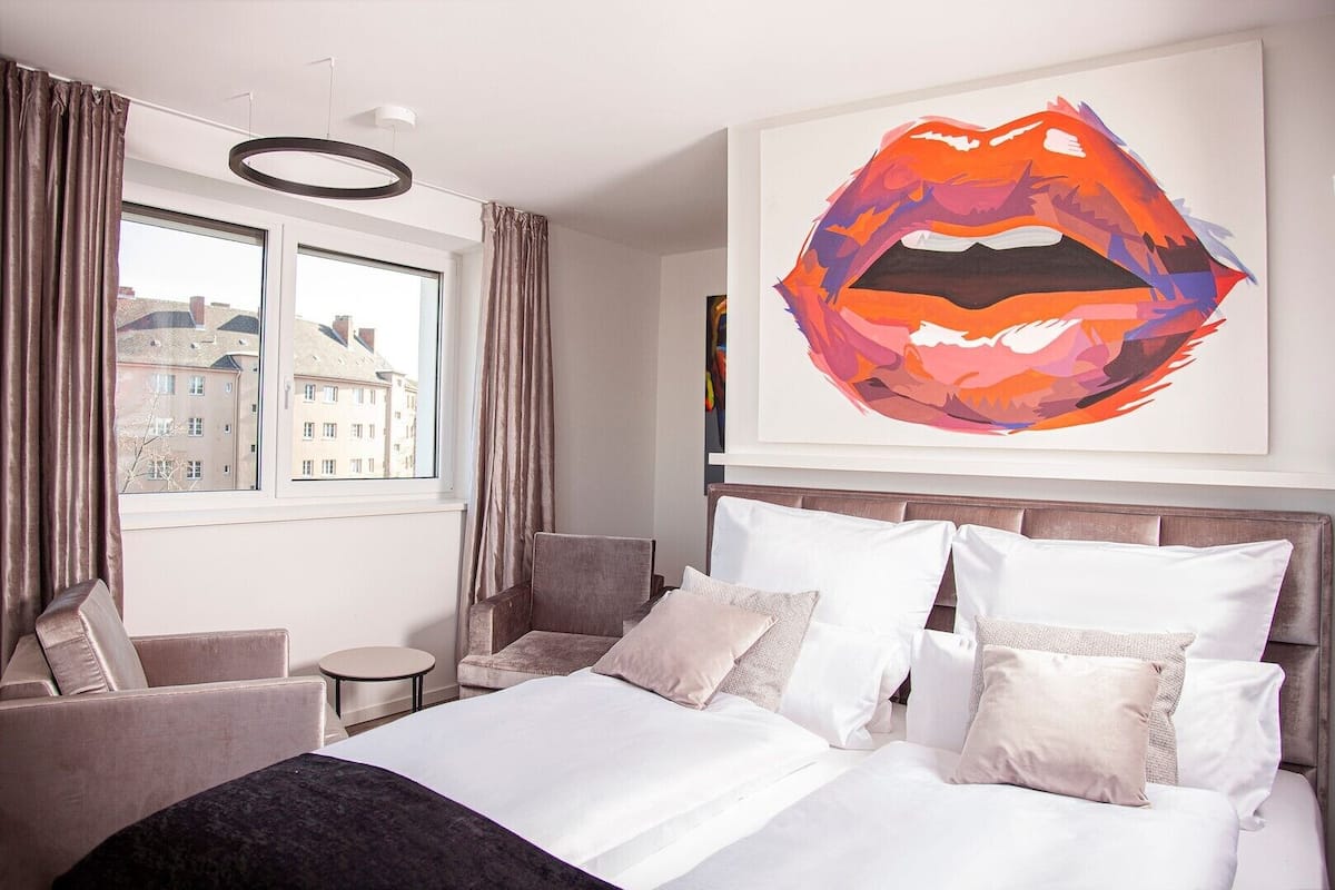 1 bedroom, in-room safe, blackout curtains, soundproofing