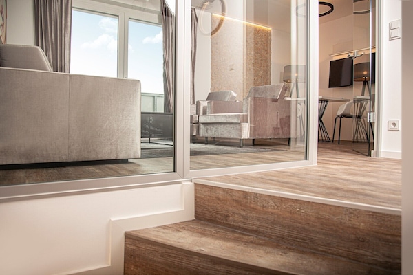 Leilighet – superior, balkong (2 Zimmer) | Oppholdsområde | En 32-tommers Flatskjerm-TV med digitale kanaler samt TV