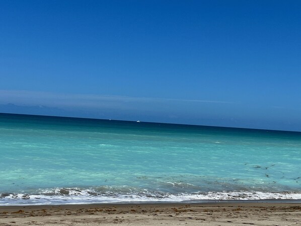 Beach nearby, sun loungers, beach towels