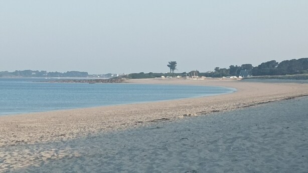 A beach with a sandy shore and calm water. - Apartment with sea view 100m from the beach 2* (2*) (Saint-Gildas-de-Rhuys)