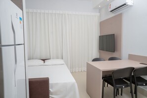 Apartamento familiar, 2 habitaciones | Sala de estar | Smart TV de 32 pulgadas con canales por cable, una televisión