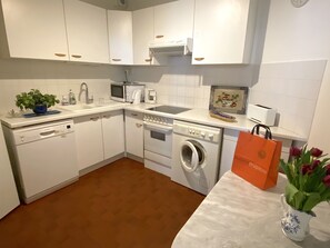 Fridge, microwave, oven, stovetop - L'appartement Picquet (Paris)