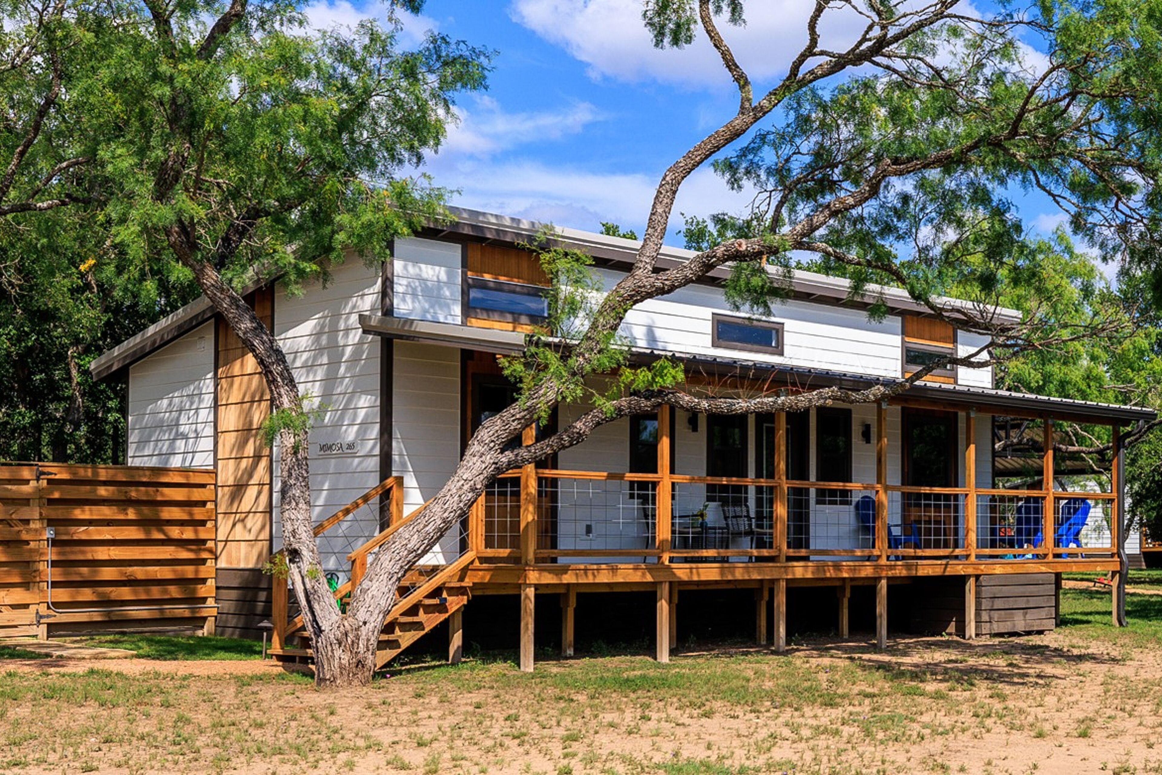 River's Edge Cottage with private hot tub, huge front porch & full river access