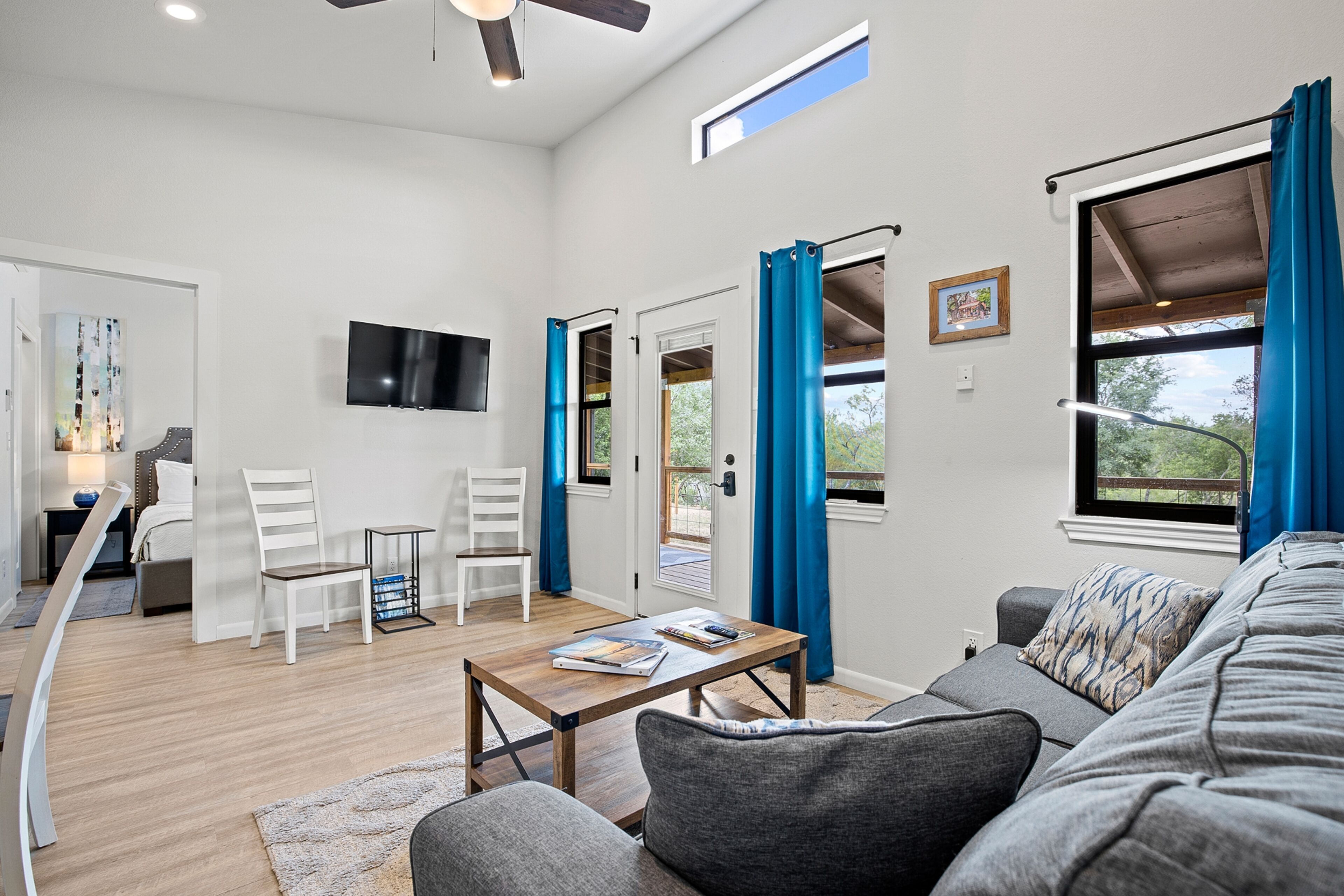 River's Edge Cottage with private hot tub, huge front porch & full river access