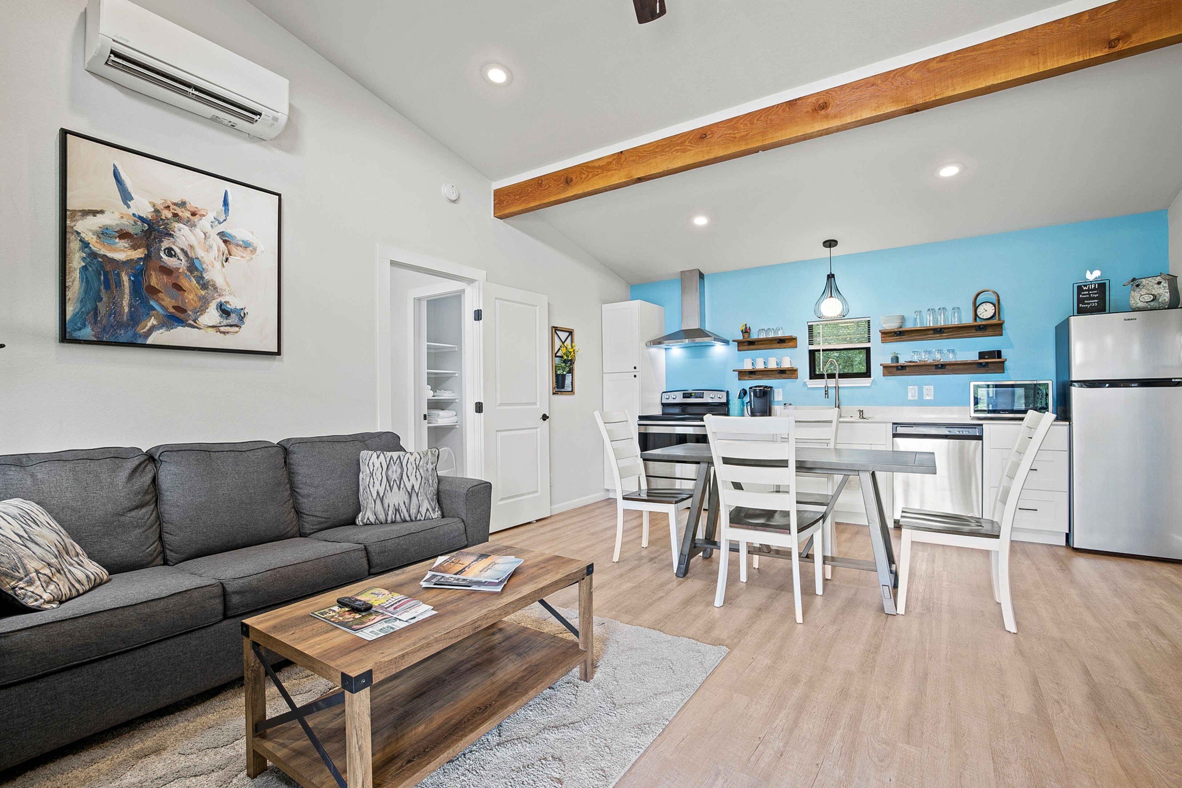 River's Edge Cottage with private hot tub, huge front porch & full river access