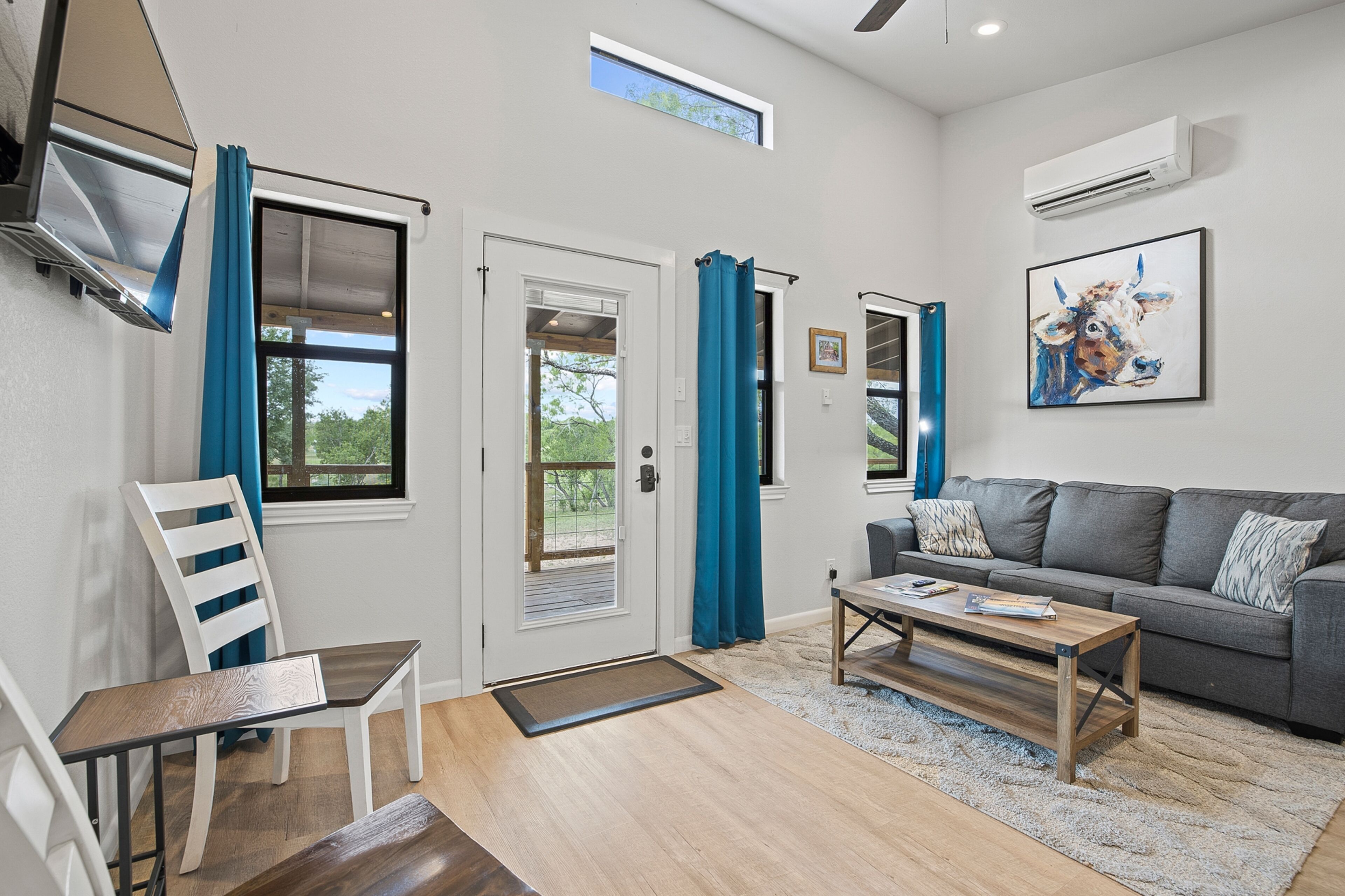 River's Edge Cottage with private hot tub, huge front porch & full river access