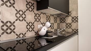 Fridge, oven, dishwasher, coffee/tea maker