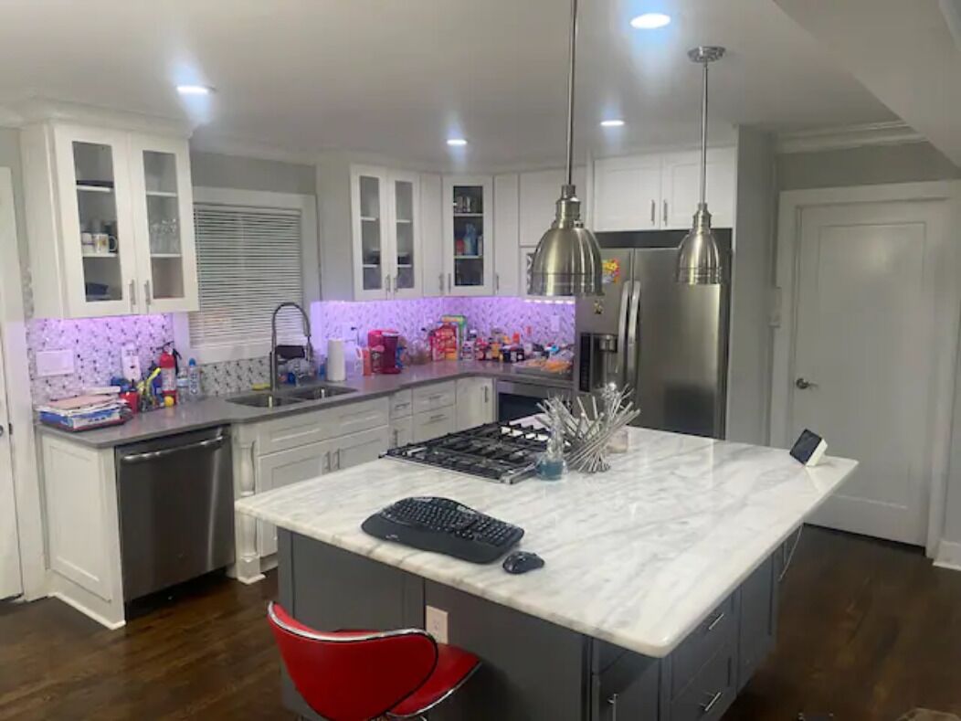 Réfrigérateur, four à micro-ondes, un four, surface de cuisson