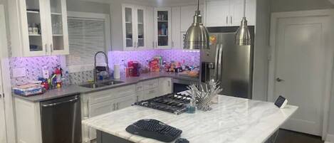 Réfrigérateur, four à micro-ondes, un four, surface de cuisson