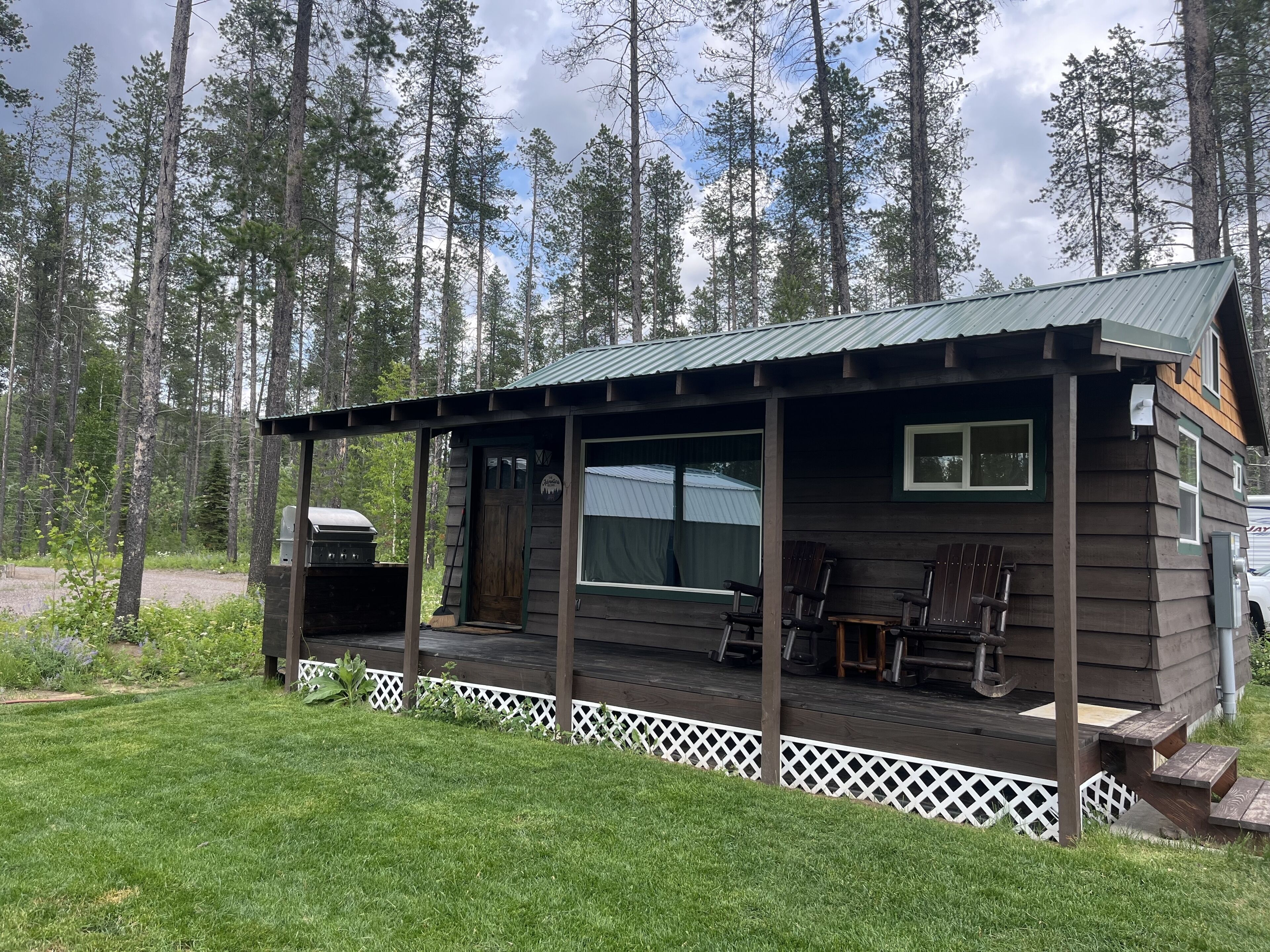 Beautiful cabin located just 6 miles from glacier park!